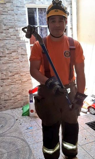 Bomberos desalojan masacuata de jaula de pericos australianos