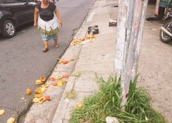 Adulta mayor cae de bus de la ruta 2A y pierde su venta de pan dulce