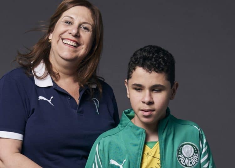 (VIDEO) Madre que narra partidos a su hijo no vidente gana ‘The Best’ a la mejor aficionada