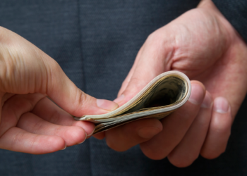 Acusan a juez de aceptar miles de dólares en sobornos