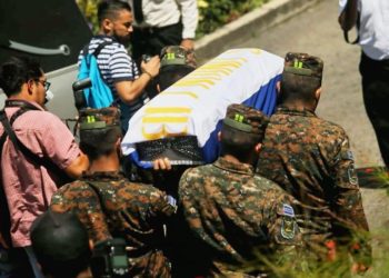 Entregan osamentas de soldados encontrados en cementerio clandestino de Vista al Lago