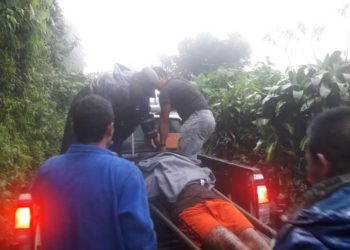 PNC rescata a joven que quedó soterrado por derrumbe en Juayúa