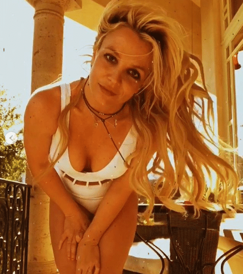 Britney Spears olvida sus problemas en un jacuzzi vistiendo un bikini
