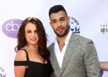 (VIDEO) Extraño comportamiento de Britney Spears en la alfombra roja