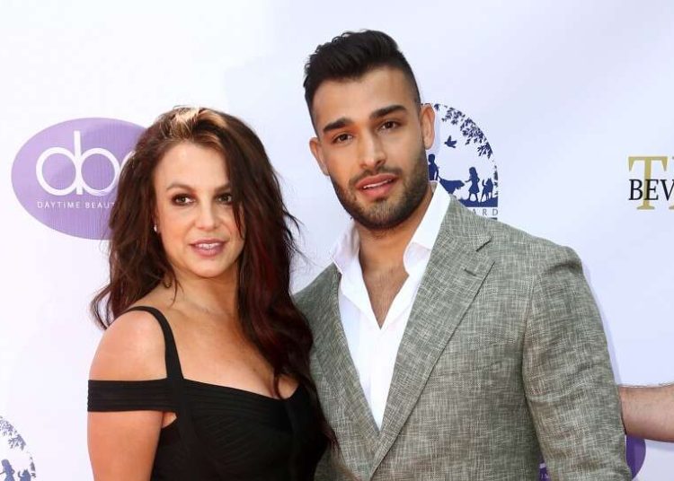 (VIDEO) Extraño comportamiento de Britney Spears en la alfombra roja