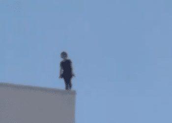 (VIDEO) Mujer se suicida al saltar del techo de un hotel en México