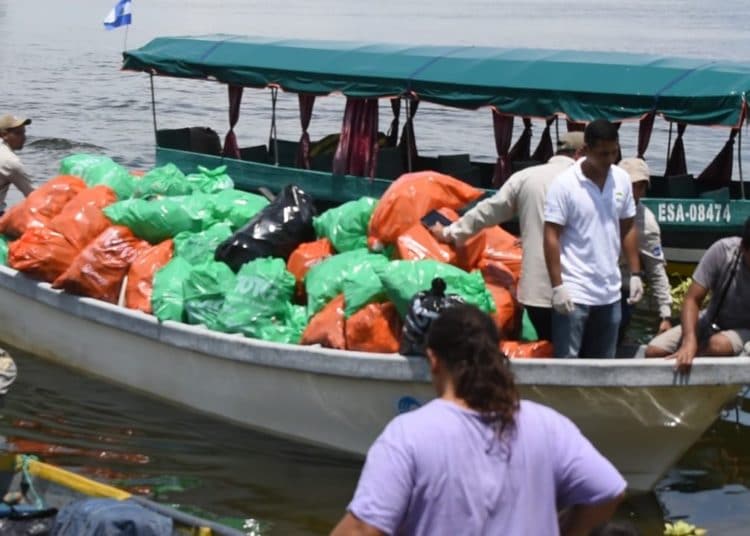 Empresa TOTO limpia el Lago Suchitlán