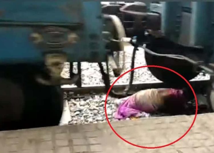 (VIDEO) Anciana que cruzaba una vía se salva de milagro agachada bajo el tren