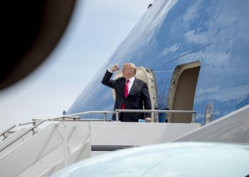 Un rayo cae a un lado del avión de Trump