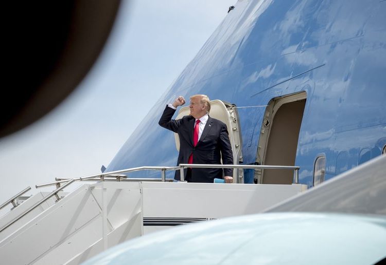 Un rayo cae a un lado del avión de Trump