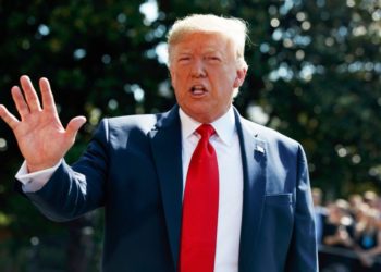 Donald Trump publicó su primer tuit en español con mensaje antimigrante