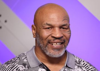 Mike Tyson asegura que en una pelea callejera “le patearía el trasero a Floyd Mayweather”