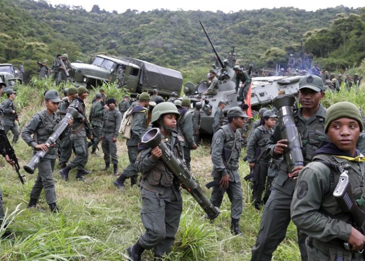 Maduro despliega 3000 militares y misiles en frontera con Colombia