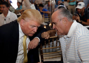 Donald Trump dice que su abogado es maravilloso, pese a que es investigado