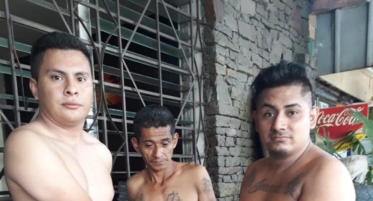 Sorprenden a pandilleros robando al interior de vivienda en colonia Satélite