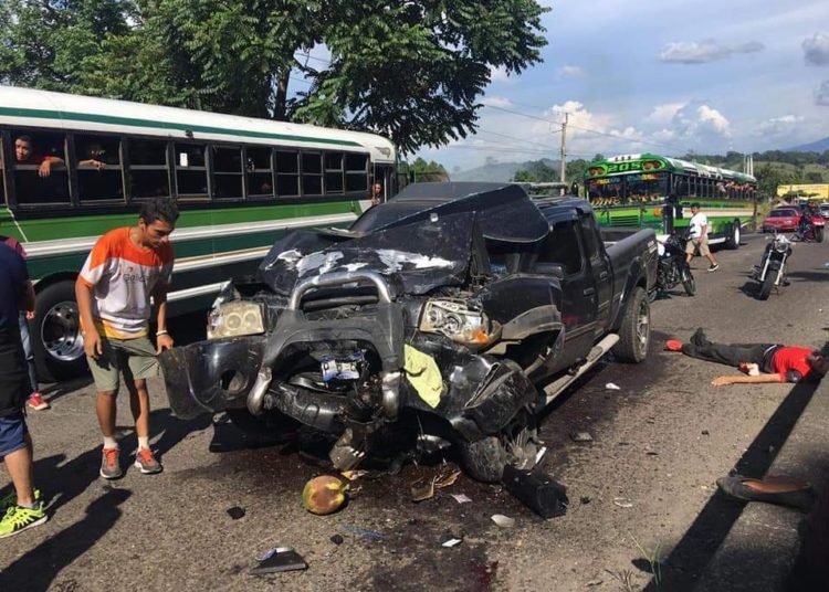 2 pick ups chocan de frente en Armenia y dejan 12 lesionados