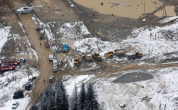 Al menos 15 personas mueren tras colapsar un dique en Rusia