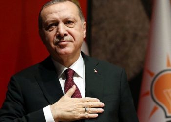 Erdogan amenaza con «aplastar las cabezas» de los kurdos sirios si no se retiran durante el alto el fuego