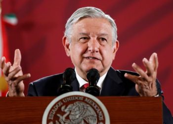 AMLO presume su iPhone 21 y los memes ‘estallan’