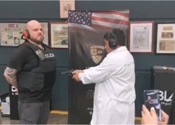 (VIDEO) Alejandro Muyshondt recibe tres balazos para probar blindaje de chaleco