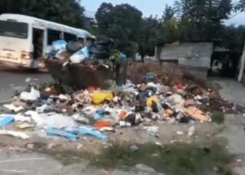 (VIDEO) Apopa lleva días inundado en basura