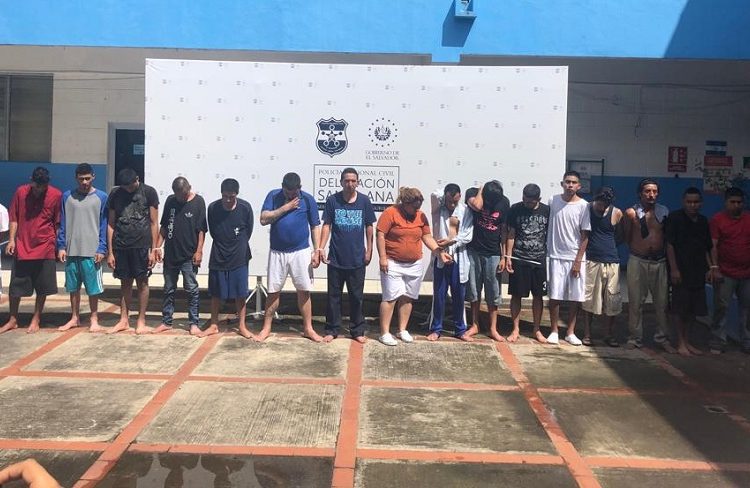 Operativos policiales dejan 20 detenidos en Santa Ana