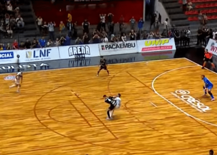 (VIDEO) Un jugador noqueó a su rival con una brutal patada al intentaba quitarle el balón en fútbol sala