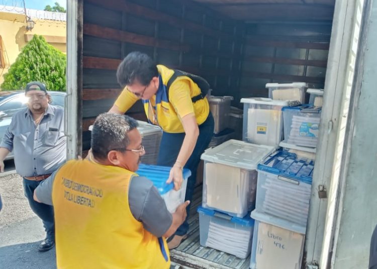 Cambio Democrático entrega 70 mil firmas al TSE para ser inscrito como partido político