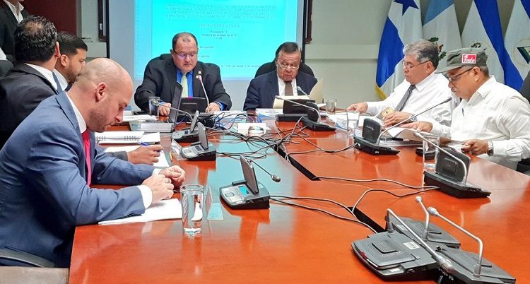 “No estamos en una cacería de brujas”, dice Velásquez Parker en comisión que investiga a director de Tejido Social