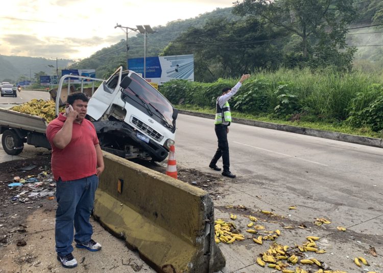 (VIDEO) Dos accidentes generan caos en la carretera Los Chorros