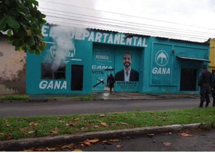 Incendio deja daños en sede de GANA en Santa Ana