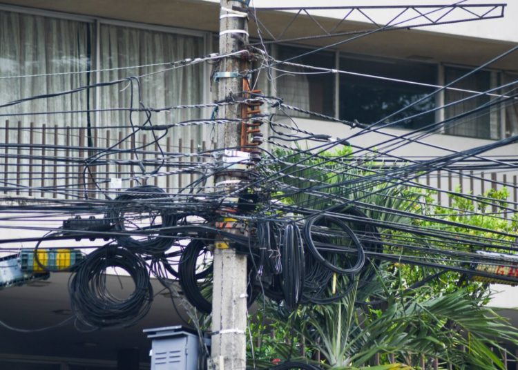 Alcaldía capitalina da 20 días para el retiro de cables de telefonía y electricidad en desuso