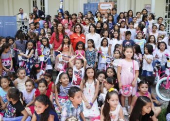 Ministerio de Cultura y Visión Mundial entregan 346 bicicletas a niñas de la Escuela Nacional de Danza y Sistema de Coros