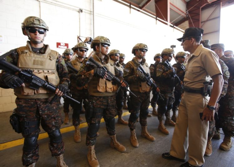 (VIDEO) Soldados reciben implementos para combatir la delincuencia a nivel nacional