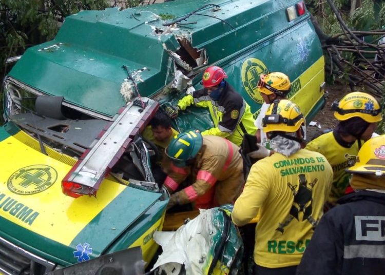 Cuatro socorristas resultan lesionados en accidente de tránsito: Paciente que trasladaban muere en el choque