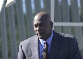 Michael Jordan lloró de emoción al inaugurar un hospital en la ciudad de Charlotte