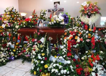 Familiares y amigos dan el ultimo adiós a estudiante fallecida en campo experimental de la UES