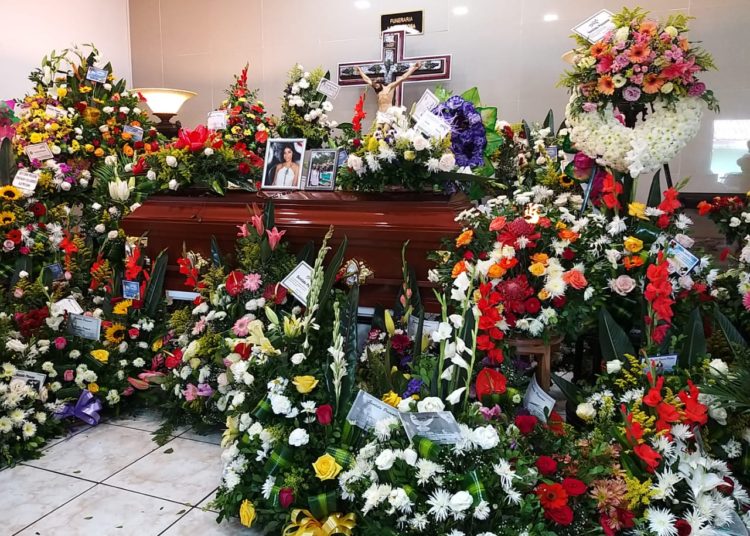 Familiares y amigos dan el ultimo adiós a estudiante fallecida en campo experimental de la UES