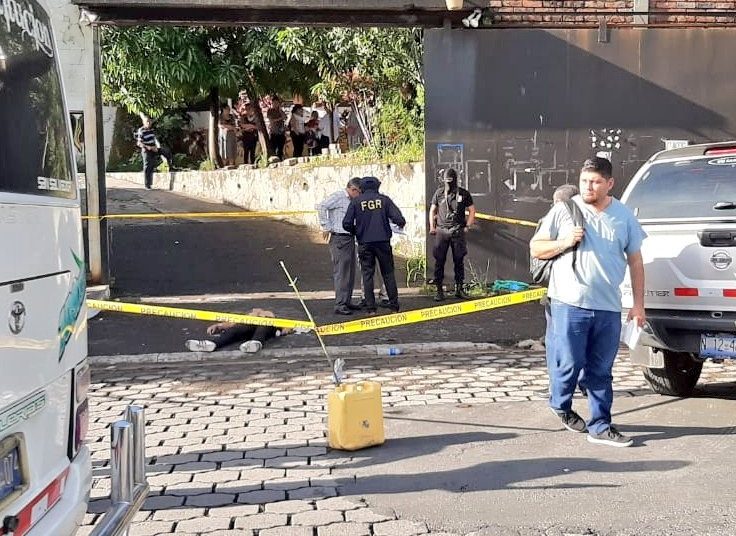 Joven fallece frente a unidad de salud Zacamil tras sufrir un paro cardíaco