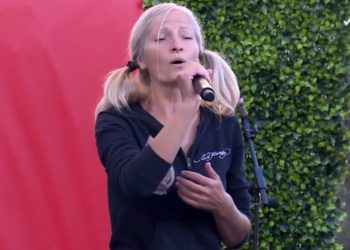 (VIDEO) Emily Zamourka, la cantante de opera sin hogar, cantó en evento de Los Ángeles