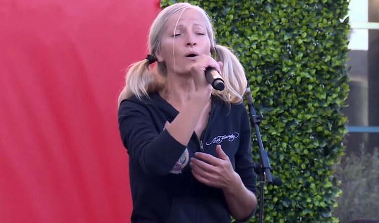 (VIDEO) Emily Zamourka, la cantante de opera sin hogar, cantó en evento de Los Ángeles