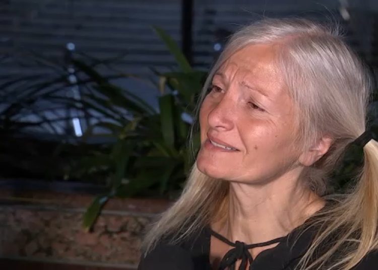 (VIDEO) Emily Zamourka, la mujer sin hogar que canta ópera en el metro de Los Ángeles