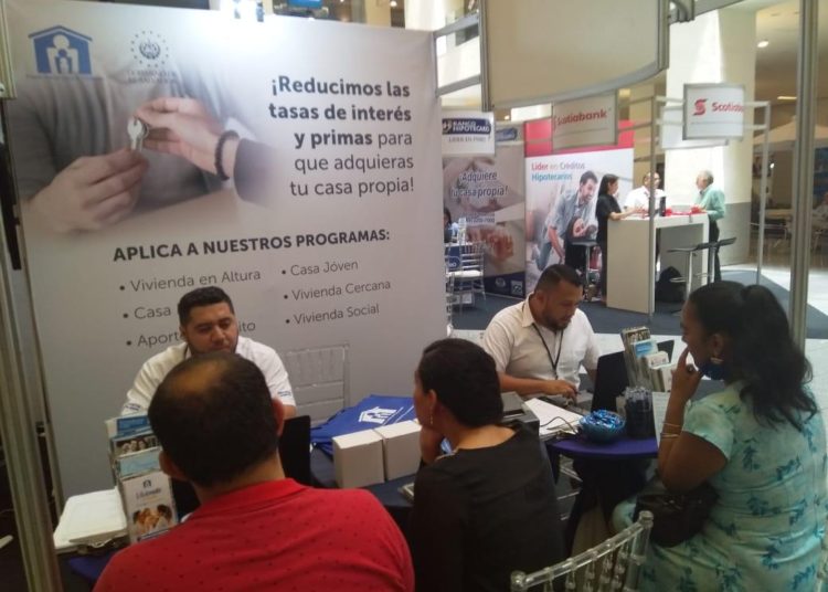 FSV ofrece casas en feria de Multiplaza