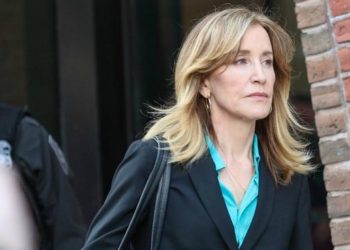 La actriz Felicity Huffman sale de prisión tres días antes de cumplir su condena