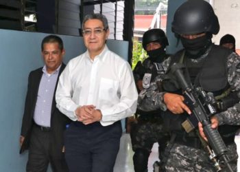 Fiscalía acusa formalmente a exministro Figueroa por lavado de dinero