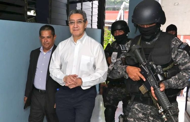 Fiscalía acusa formalmente a exministro Figueroa por lavado de dinero
