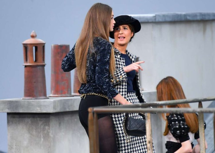 (VIDEO) La modelo Gigi Hadid saca a mujer que ‘se cuela’ en pasarela de Channel