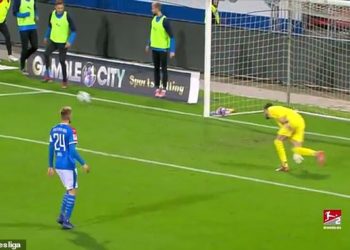 (VIDEO) Jugador suplente sin jugar un minuto perjudicó a su equipo al provocar un penal