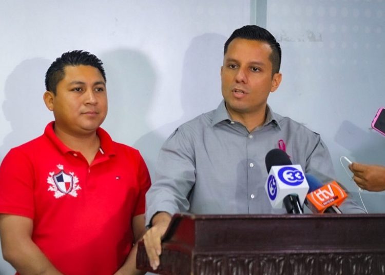 Mujeres casadas podrían dejar de usar apellido de esposos