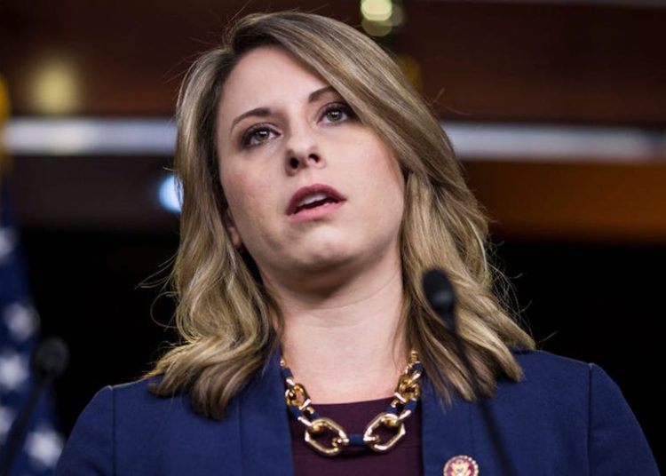 Renuncia congresista de EE.UU. investigada por supuesta relación sexual con un miembro de su equipo